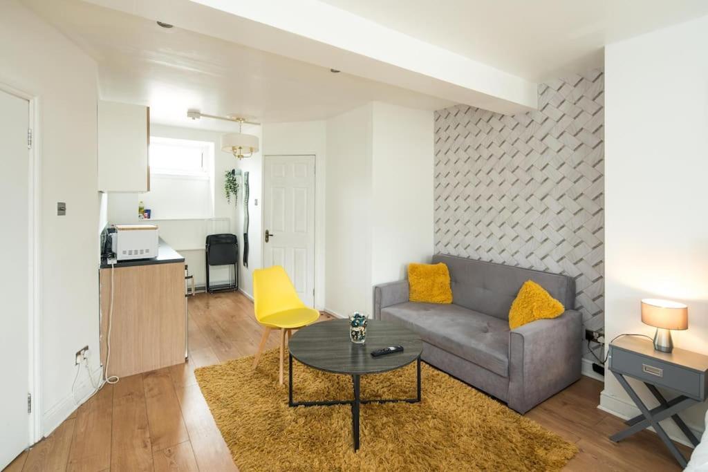 Spacious For Up To 4! Sofa Bed Apartamento Londres